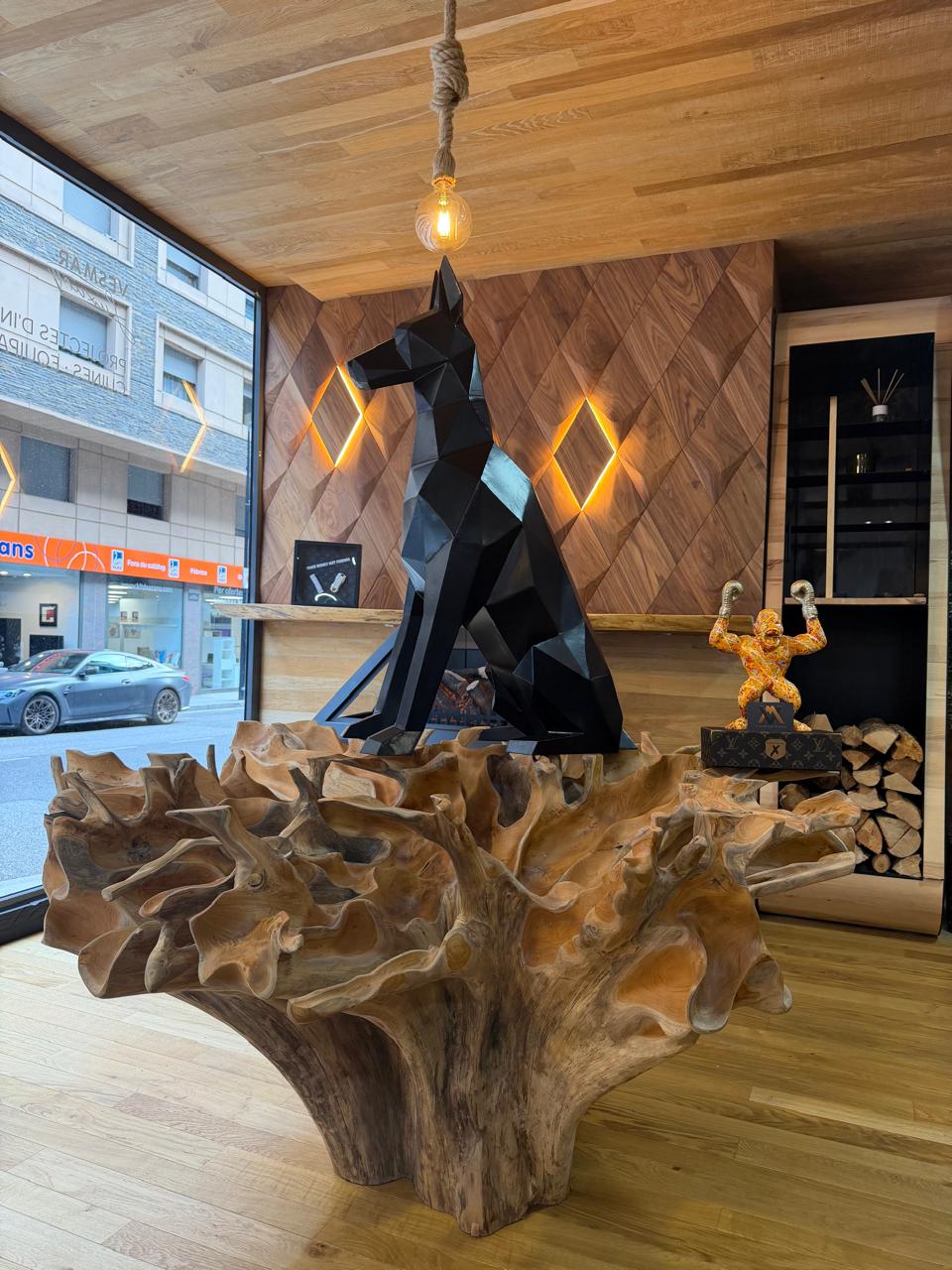 Detalle de Dóberman de Toni Torres y obra de Brother X en el showroom de Andorra
