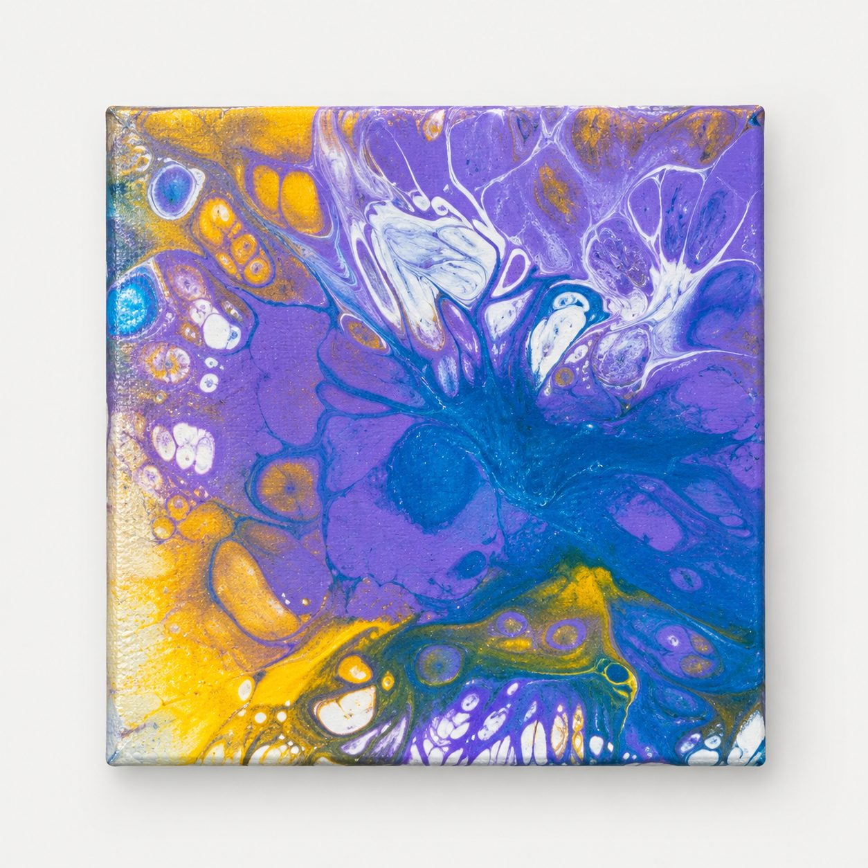 Violeta, azul y blanco, obra de catálogo