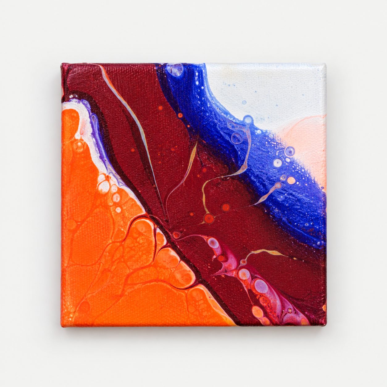 Naranja, burdeos y azul, obra de catálogo