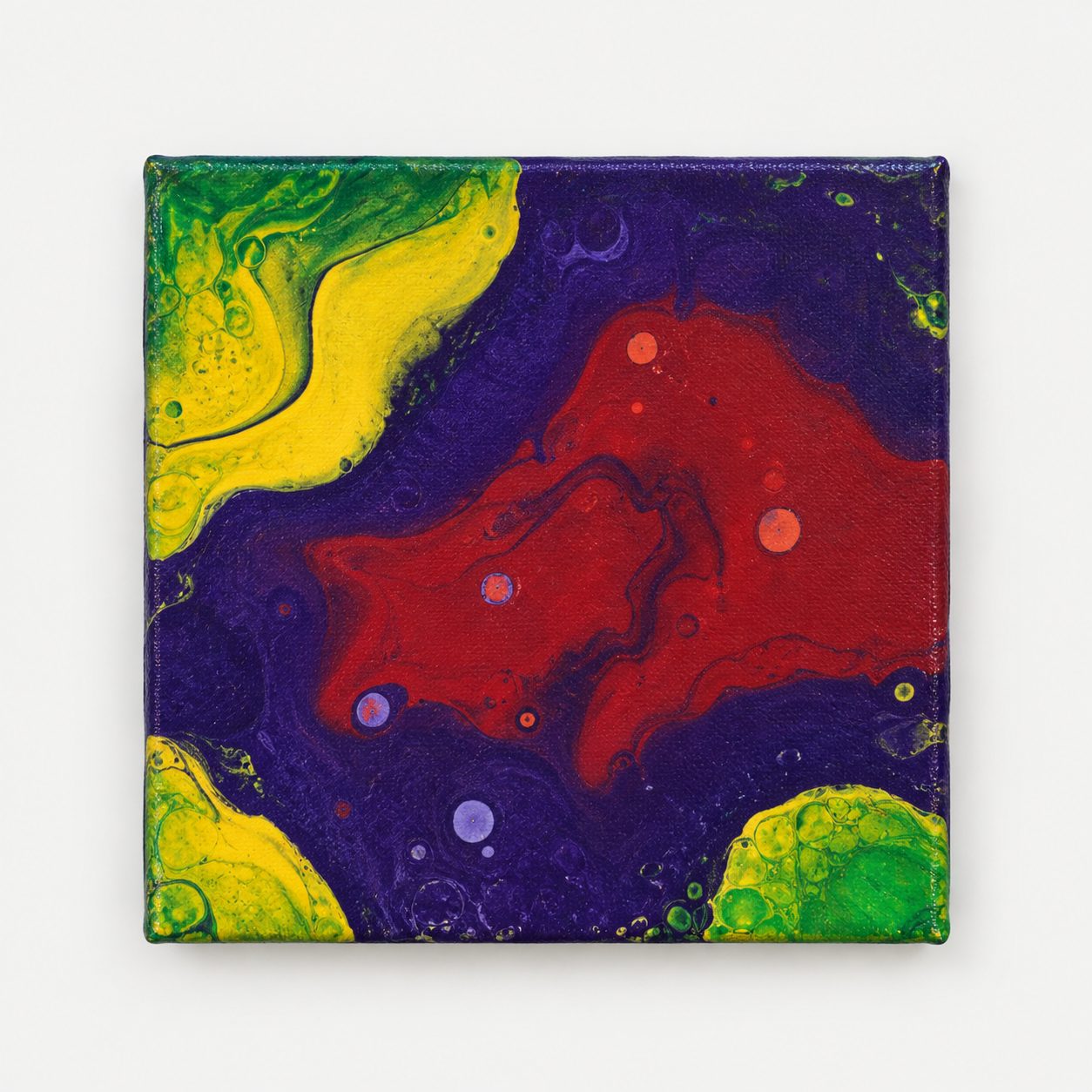 Violeta, rojo y verde, obra de catálogo