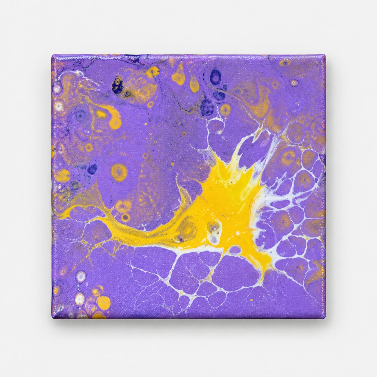 Violeta con centro amarillo, obra de catálogo