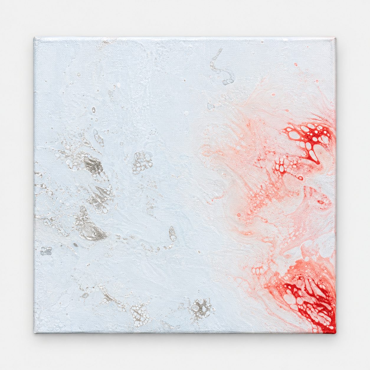 Blanco con matices rojizos, obra de catálogo