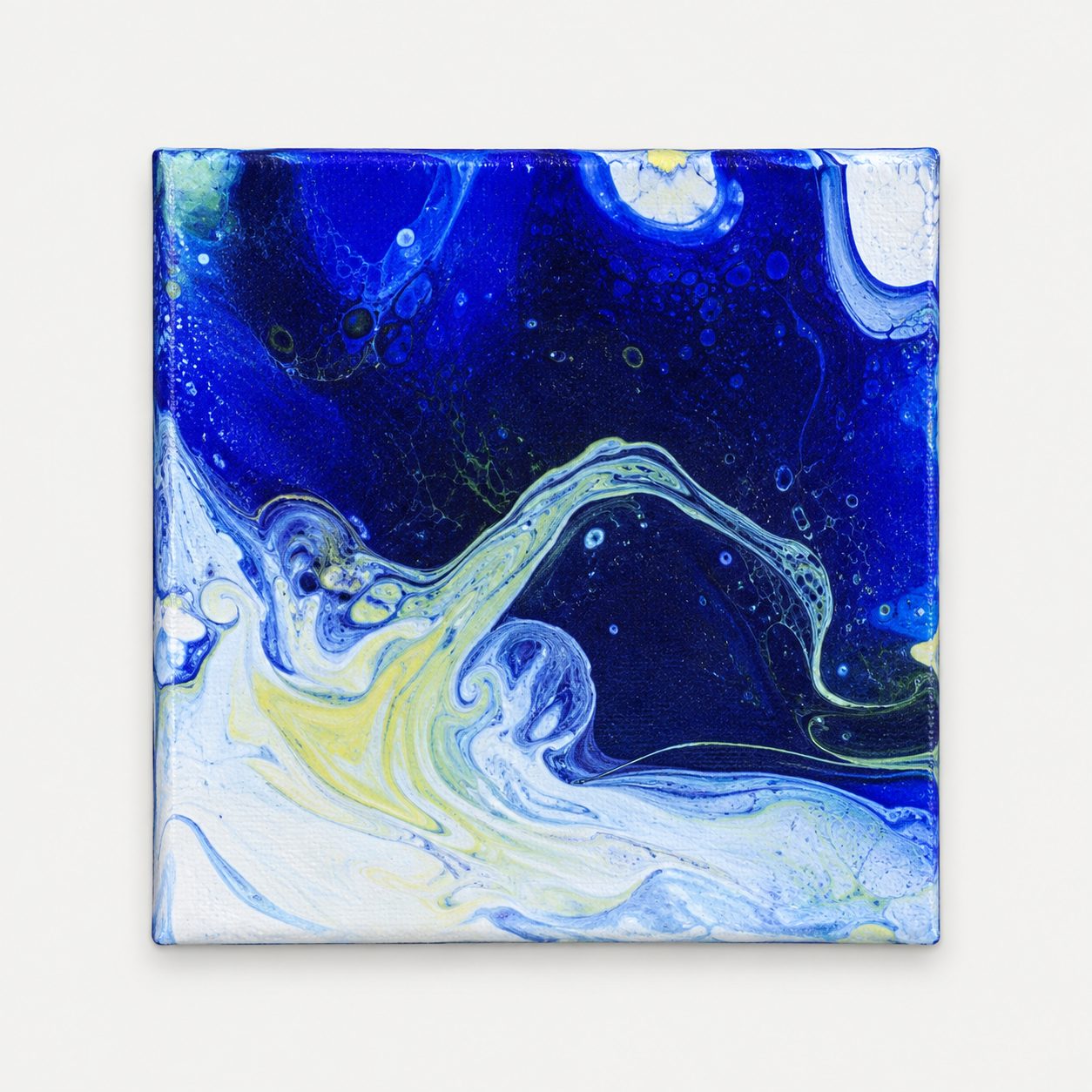 Azul profundo y blanco, obra de catálogo