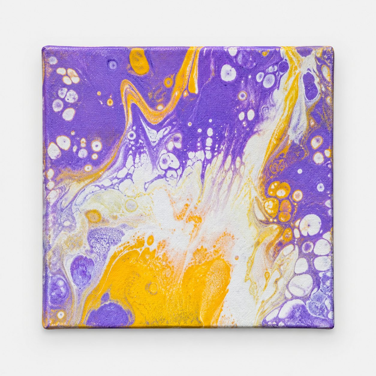 Violeta, blanco y amarillo, obra de catálogo