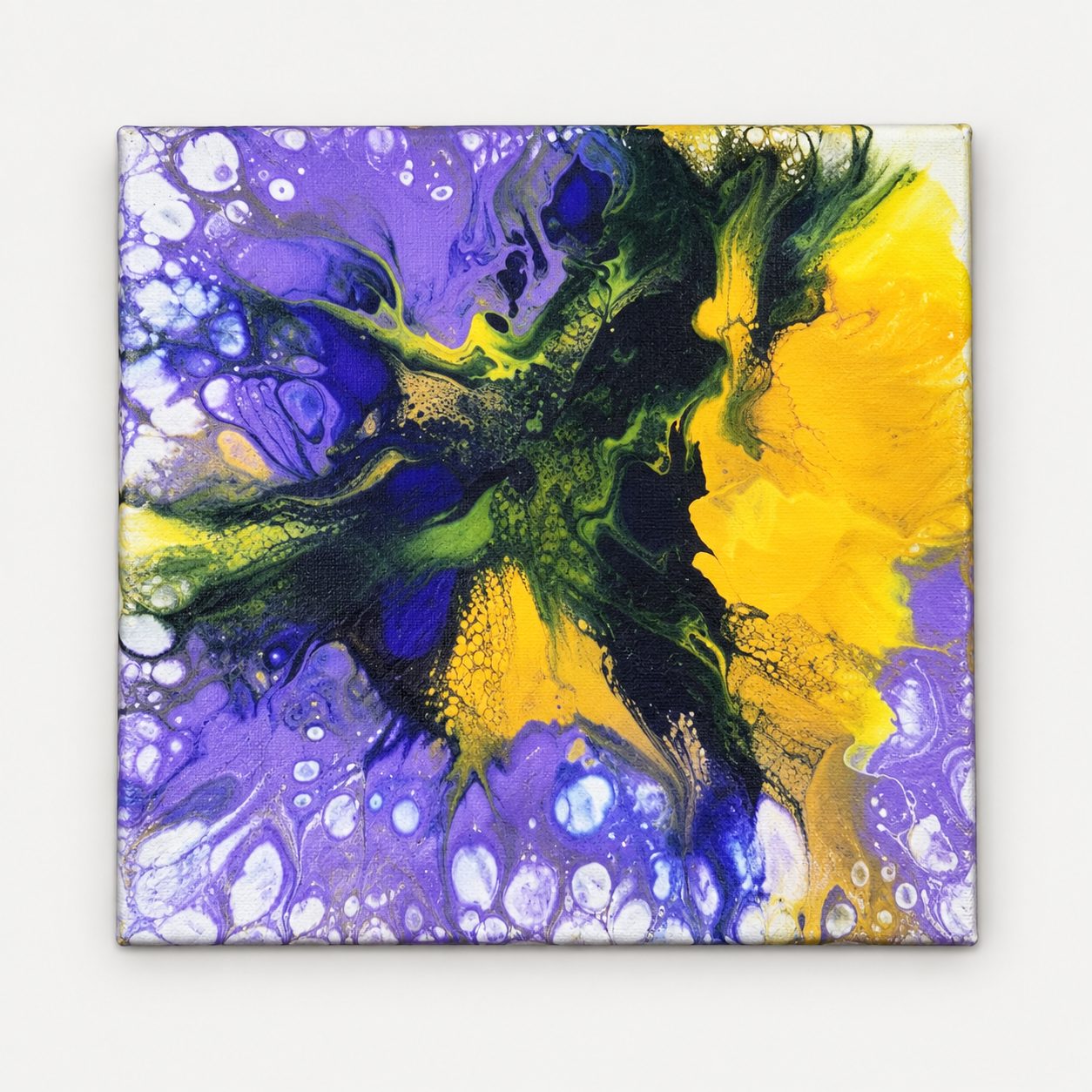Amarillo, verde oscuro y violeta, obra de catálogo