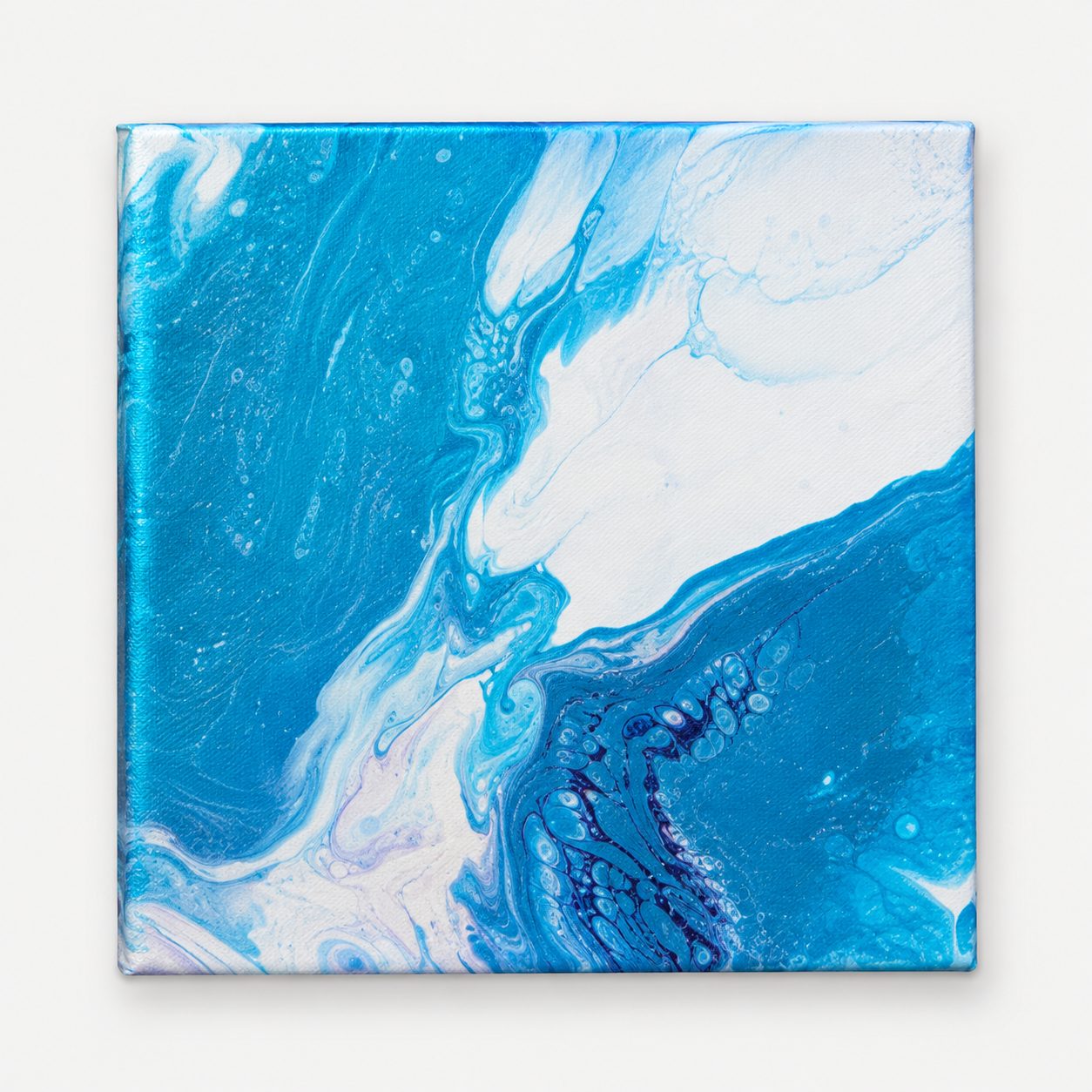 Azul turquesa y blanco, obra de catálogo