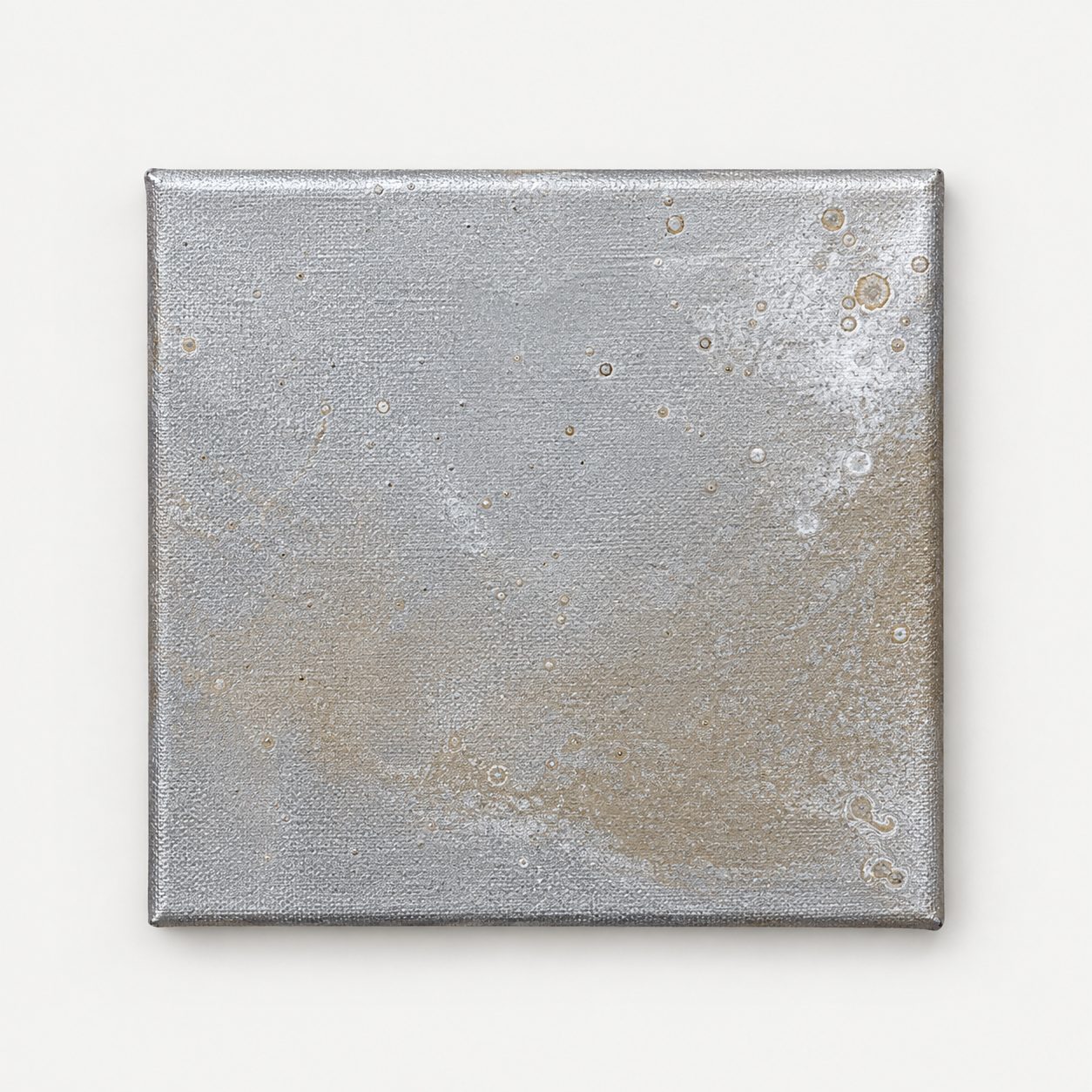 Superficie gris plateada, obra de catálogo