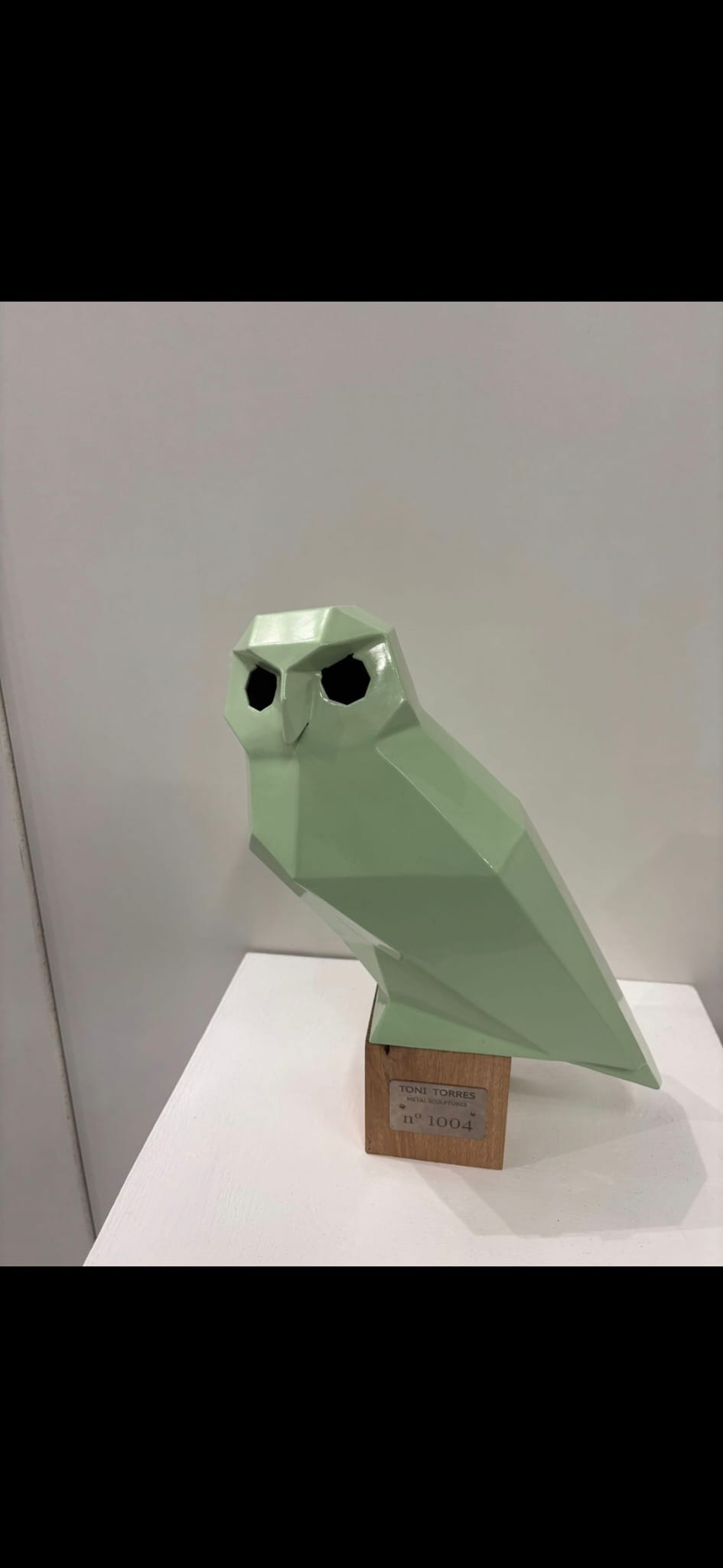 Búho verde pistacho, obra de catálogo