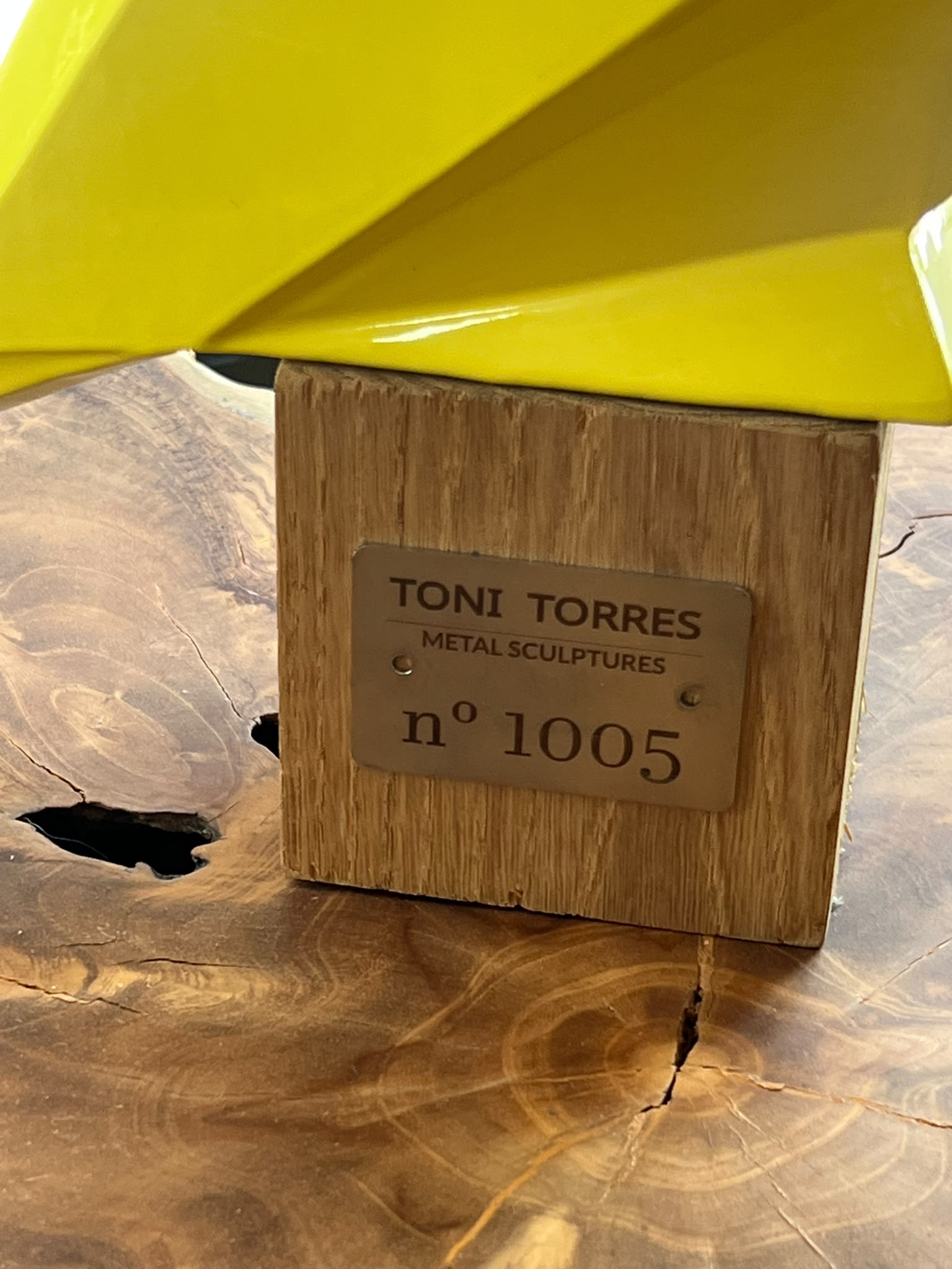 Búho amarillo, obra de catálogo